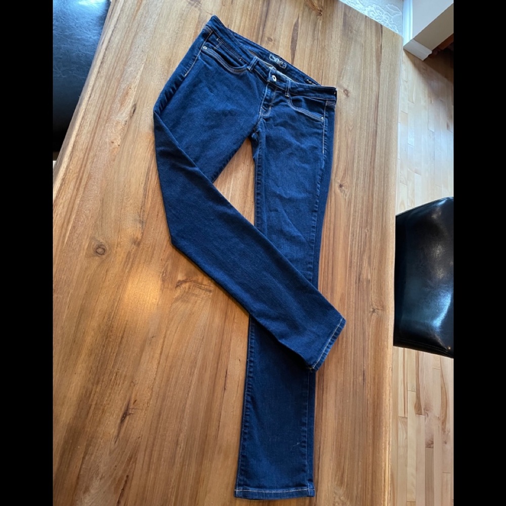 Guess Jeans Starlet Straight. Size 29. Style W13137DOEQO